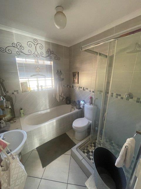 3 Bedroom Property for Sale in Kannoniers Park North West